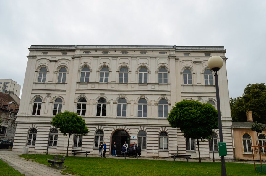 File:Zielona Góra, pl. Słowiański, budynek 9.jpg