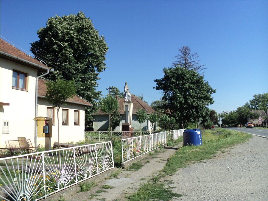 File:Centar Ade, općina Šodolovci.JPG