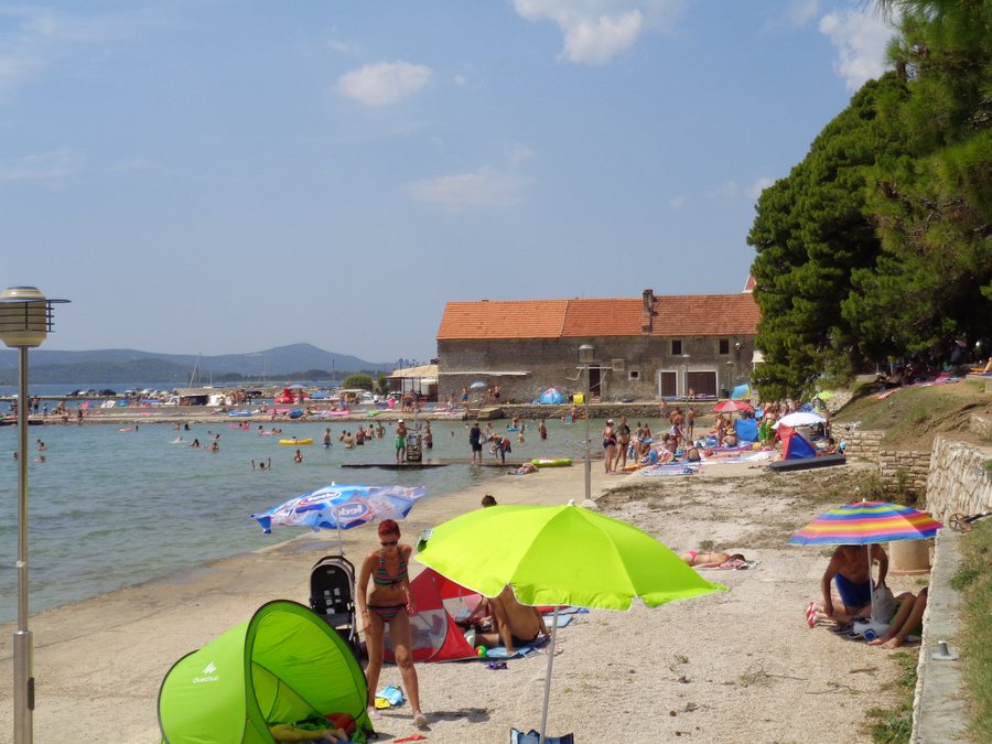 File:Sveti Filip i Jakov - plaža.JPG