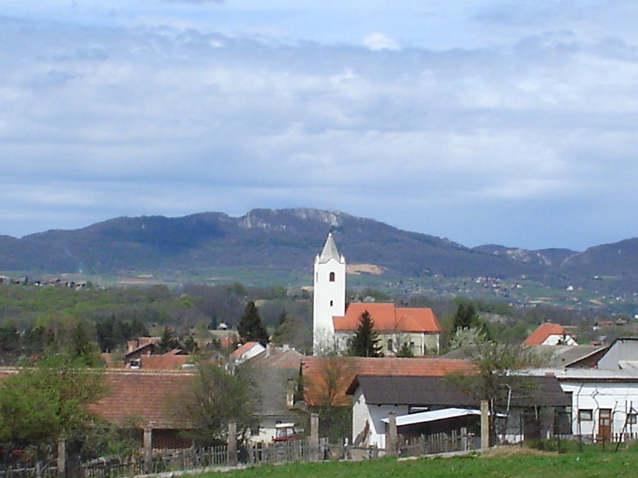 File:Sveti Petar Orehovec - pogled prema Kalniku.JPG