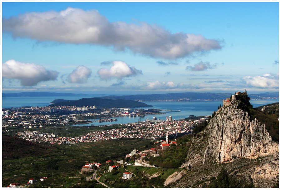 File:Klis i pogled s tvrđave.jpg