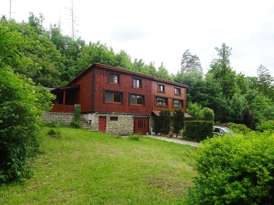 File:Kněždub, chata Patricie.jpg