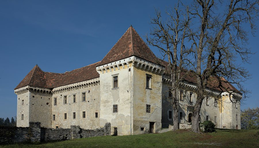 File:Grad Krumperk - jeseni.jpg