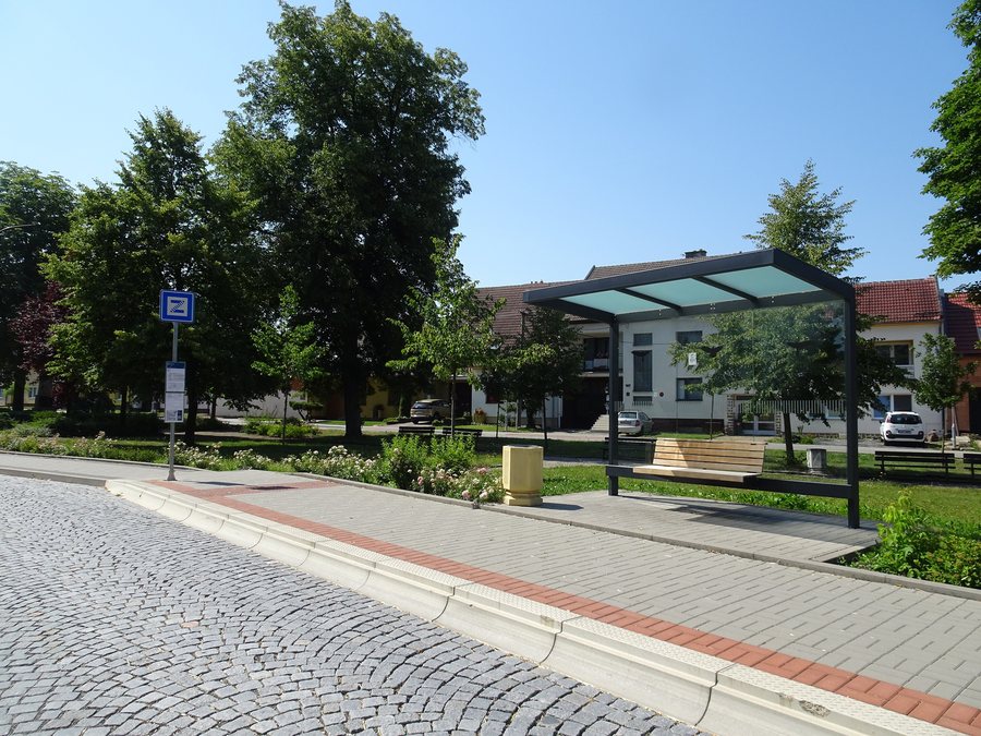 File:Nivnice, zastávka škola, směr Korytná.jpg