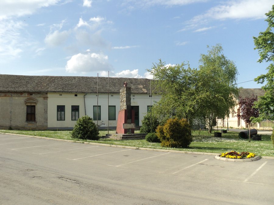 File:Centar Kneževi Vinogradi.jpg