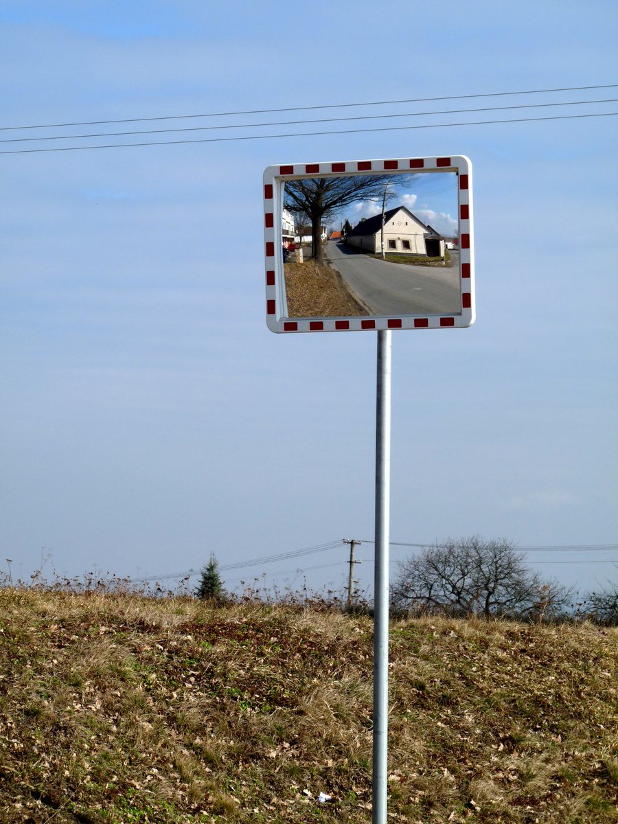 File:Vesce (Tábor District), traffic mirror 01.jpg