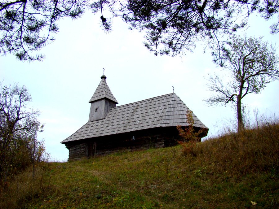 File:Biserica de lemn „Sf.Nicolae” din Vălenii.jpg