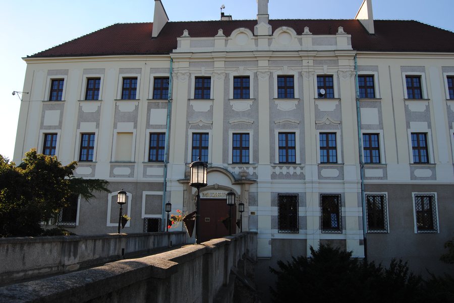 File:Zamek Głogowski - wejście.jpg