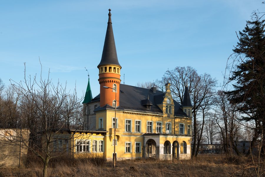 File:Palace in Jodłownik-1.jpg