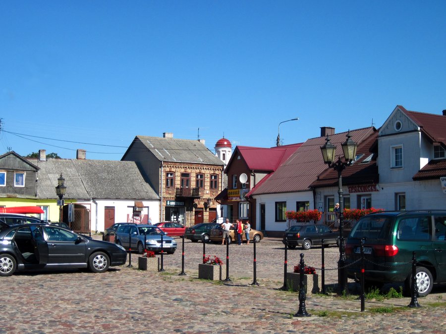 File:Raczki - rynek - wian.JPG