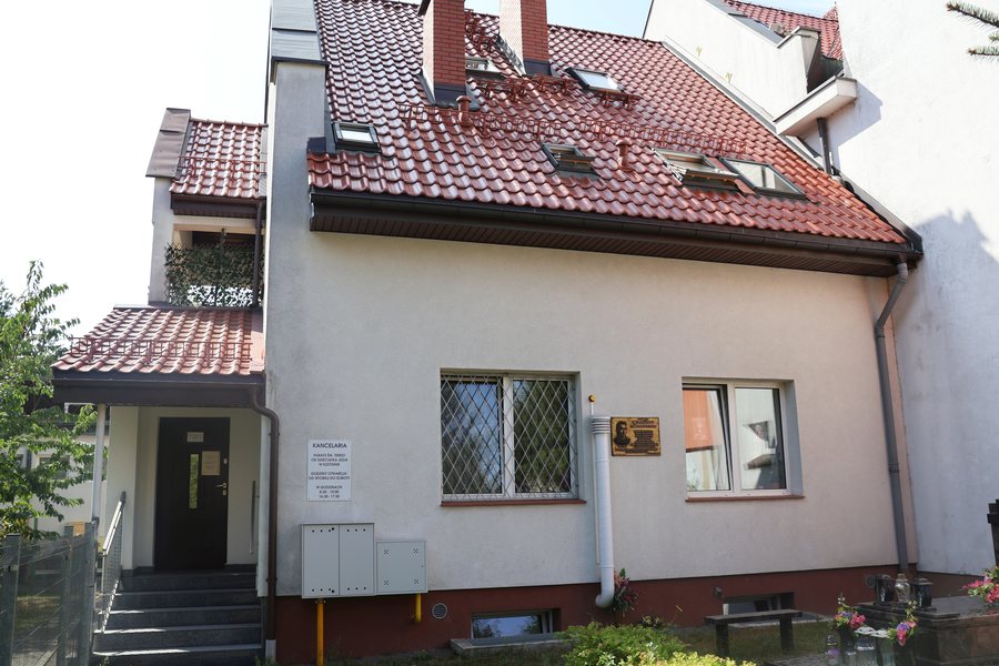 File:Kleosin, foto 041, kościół p.w. Św.Teresy od Dzieciątka Jezus, kancelaria parafialna.jpg