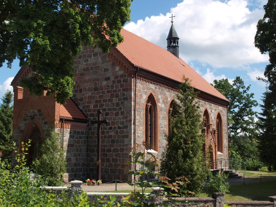 File:Sulęczyno - kościół pw Św. Trójcy.JPG