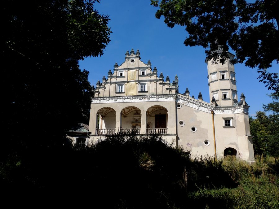 Poddębice Palace with chapel