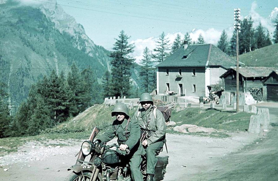 File:Requiriertes Motorrad Rothwald vor 1943 D2.8555.jpg