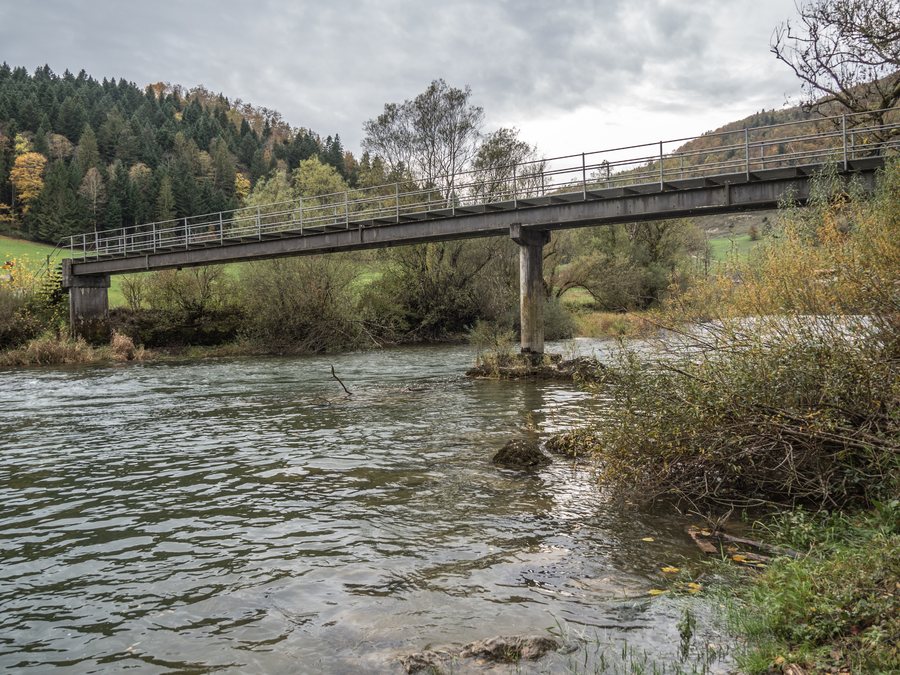 File:La Charbonnière-Steg über den Doubs, Epauvillers JU 20231029-jag9889.jpg
