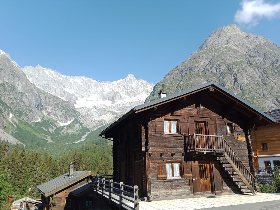 File:Aiguille de l'A Neuve @ La Fouly.jpg
