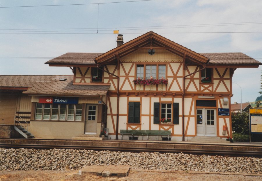 File:SBB Historic - F 122 01215 007 - Zaeziwil Stationsgebaeude mit Gueterschuppen Bahnseite.jpg