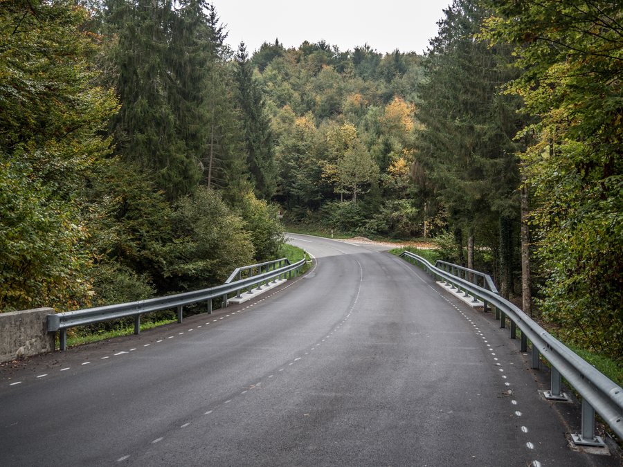 File:Hauptstrasse-Brücke über die Mentue, Fey VD – Montanaire VD 20221007-jag9889.jpg