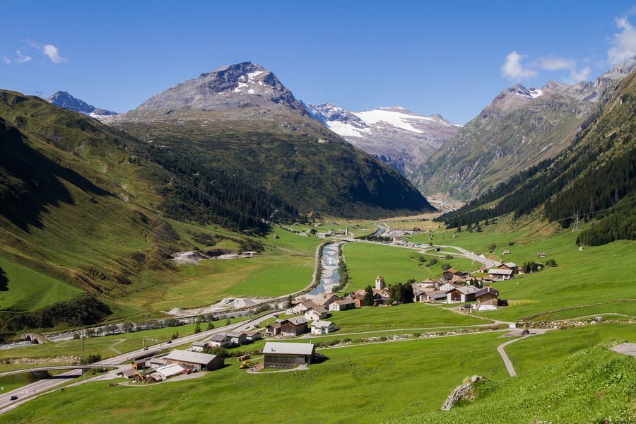 File:Hinterrhein Dorf (Graubünden) mit Marschol-, Rheinquell- und Höhberghorn.jpg