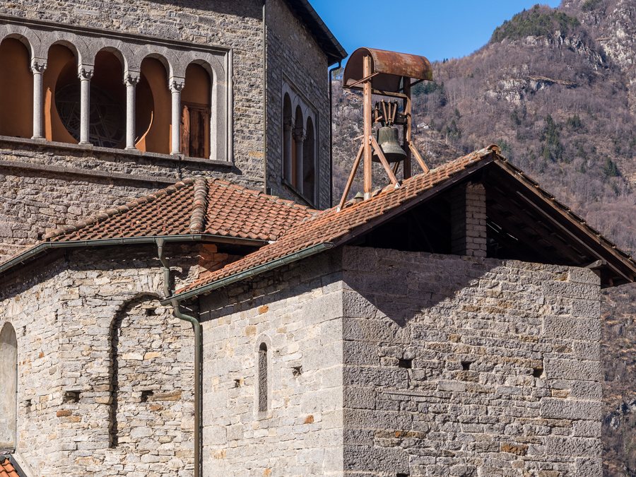Chiesa di San Carlo Borromeo a Biasca con campanello