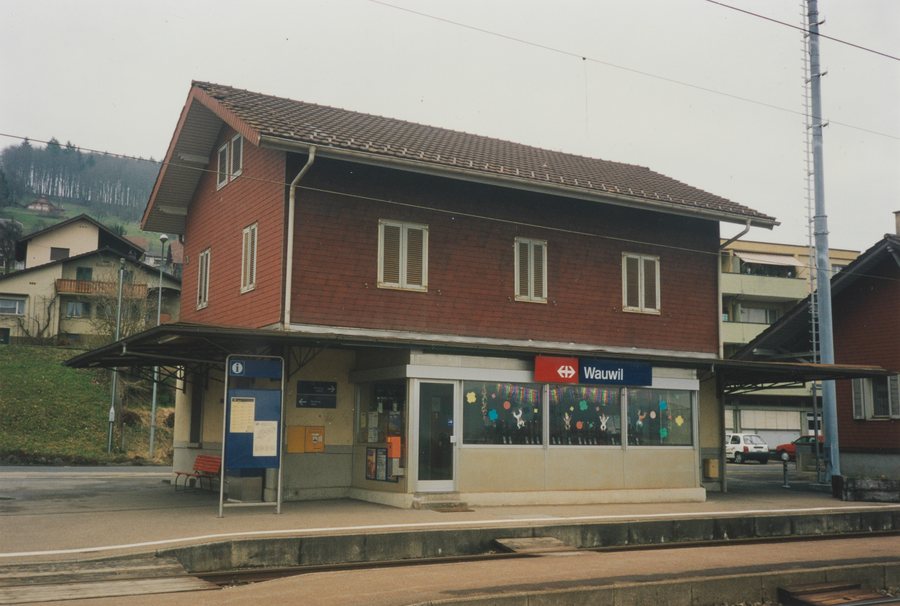 File:SBB Historic - F 122 01170 004 - Wauwil Stationsgebaeude Bahnseite.jpg