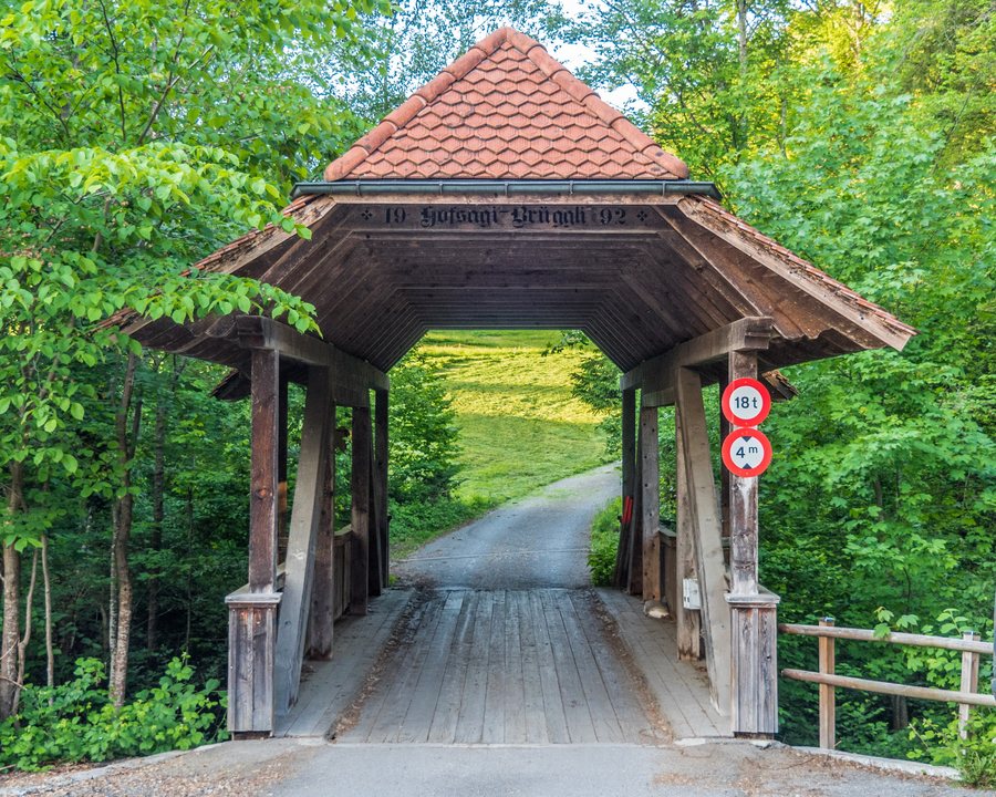 File:Hofsagi-Brücke über den Ernetschwilerbach, Gommiswald SG 20220517-jag9889.jpg