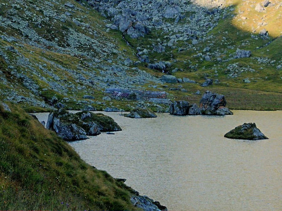 Vieille alpage de Louvie, entre ses éboulis et son lac
