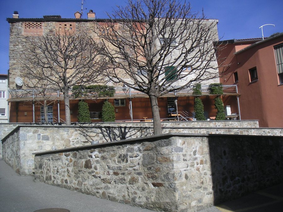 File:Cureglia (Svizzera), piazza dei Caresana.jpg