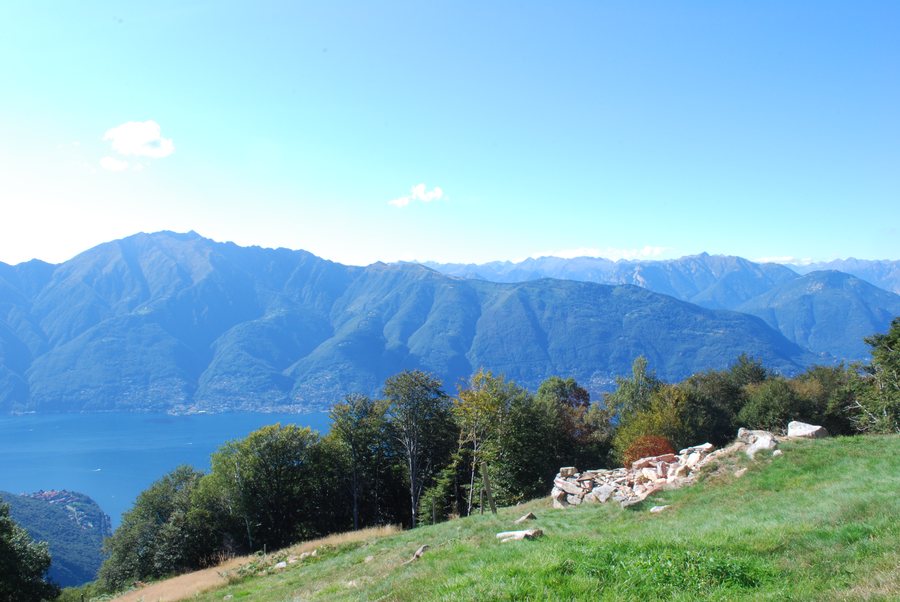 Vista sul lago Maggiore dall'alpetto Caviano - panoramio.jpg