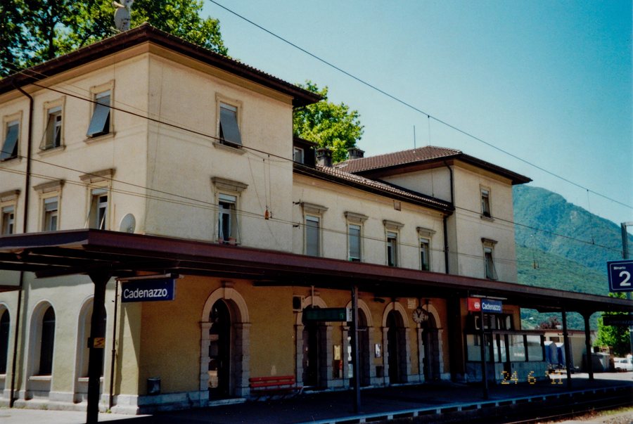 Cadenazzo Stationsgebäude Bahnseite