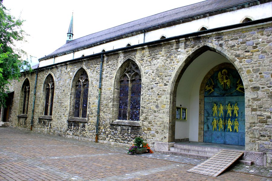 File:Saint-Maurice, Abbaye, extérieurs.jpg