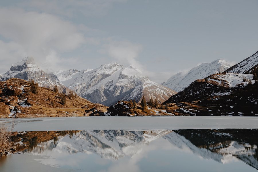 The Fight between Fall and Winter (Unsplash)