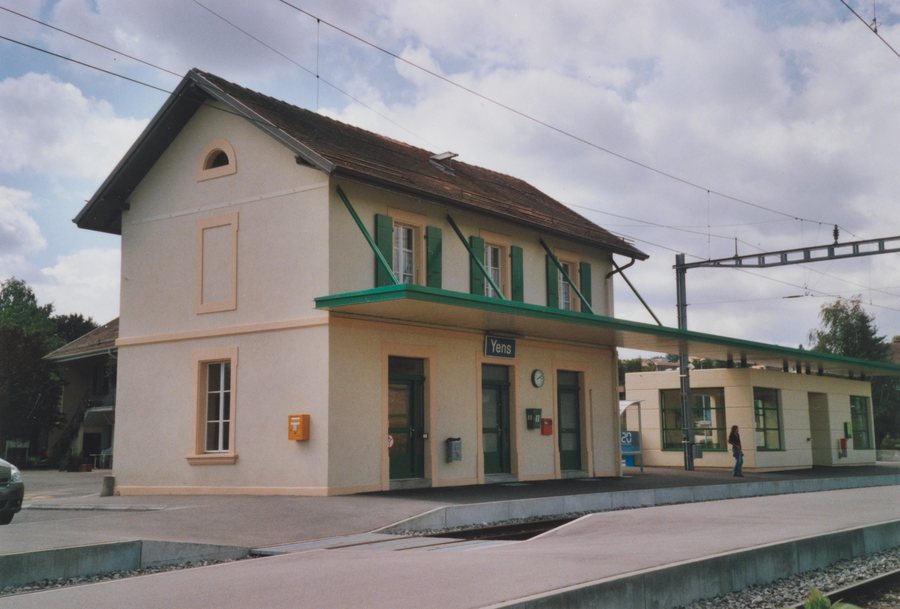Yens BAM station building, track side