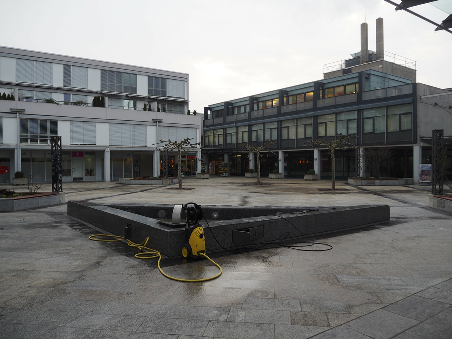 File:Gemeindezentrum Geroldswil - Dorfplatz.png