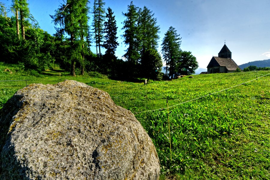 File:Die Menhire von Falera, Graubünden 02.jpg