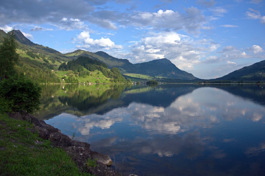 File:Lauerzersee von Seewen Richtung Lauerz.jpg