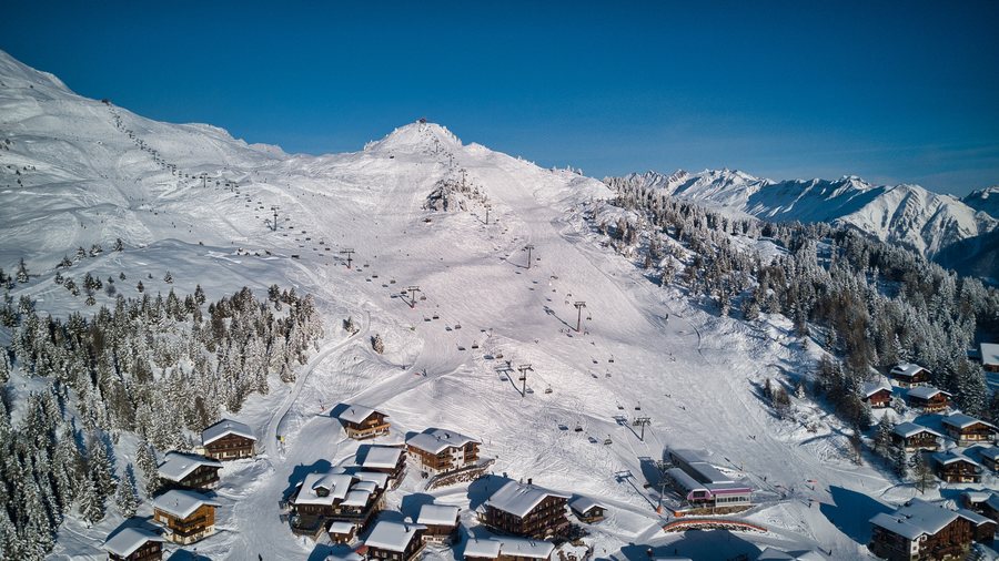 File:Bettmeralp Skibetrieb, 2023.jpg