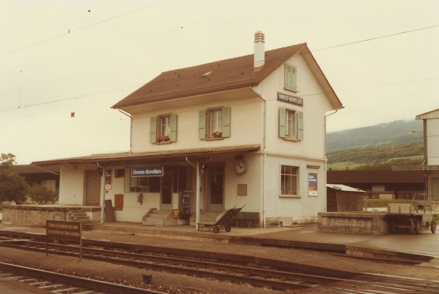 File:SBB Historic - F 122 00772 001 - Onnens-Bonvillars Stationsgebäude mit Güterschuppen Bahnseite.jpg