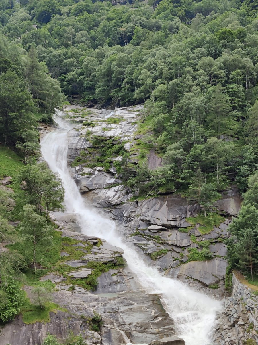 File:Wasserfall in Gondo.jpg