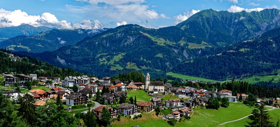 File:07.07.2019 Blick auf Laax in Graubünden. 02.jpg