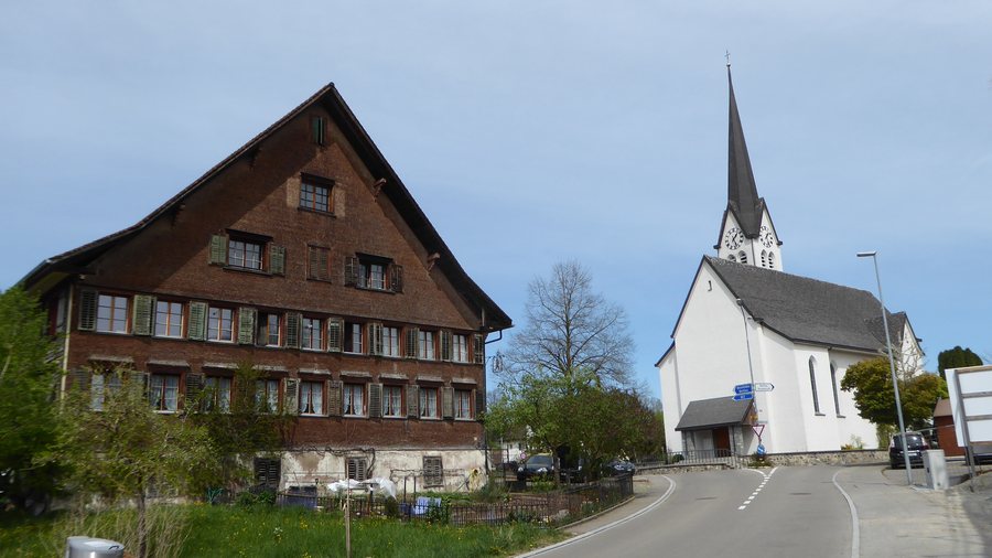 File:Wuppenau Bären mit Kirche.jpg