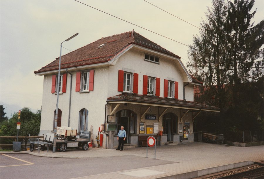 File:SBB Historic - F 122 00236 001 - Chernex MOB Stationsgebaeude Bahnseite.jpg
