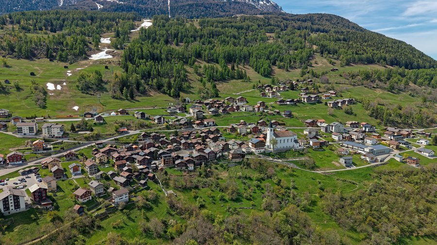 File:Eischoll im Frühling.jpg
