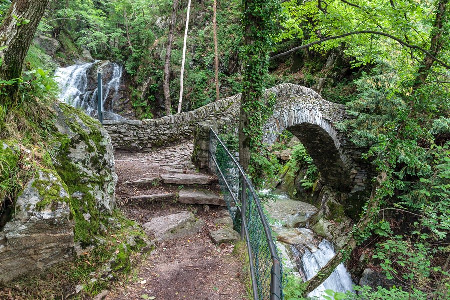 File:Pont del Sipp (Ponte romanico, A19303), Brione sopra Minusio, Ticino.jpg