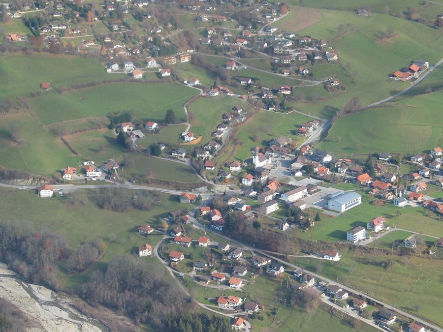 File:Dorf Plasselb.jpg