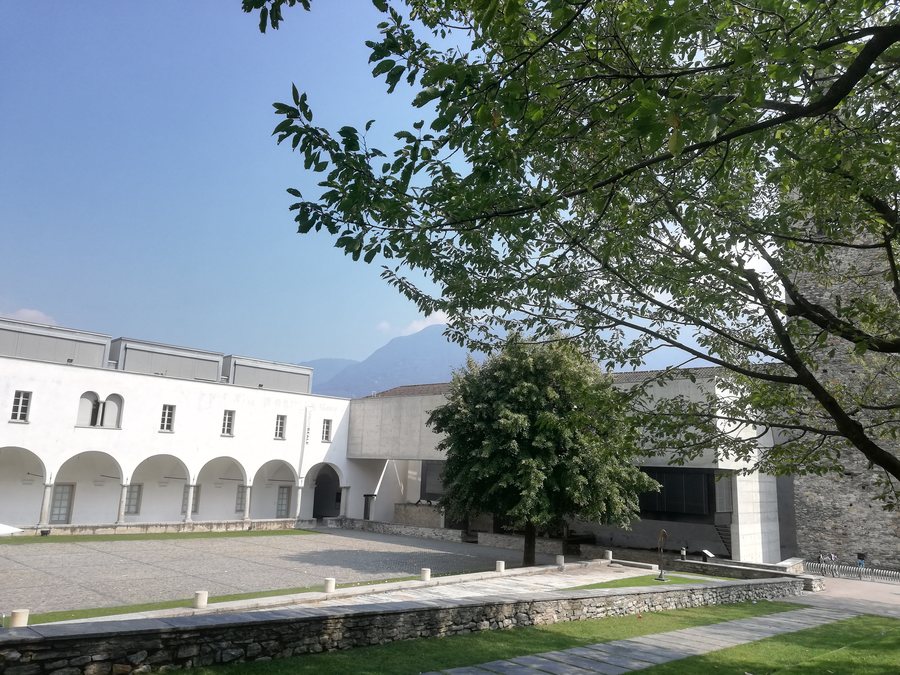 File:Convento delle agostiniane a Monte Carasso, progetto di Luigi Snozzi, veduta della piazza 01.jpg