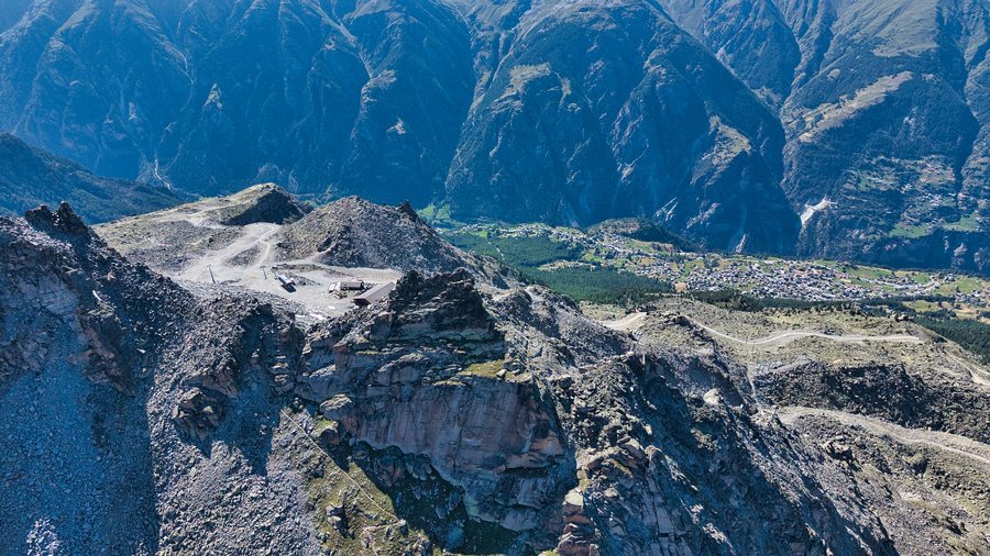 File:Seetalhorn Blick nach Grächen.jpg