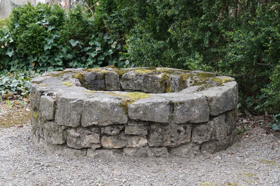 File:Sodbrunnen beim Pfarrhaus Rupperswil.jpg
