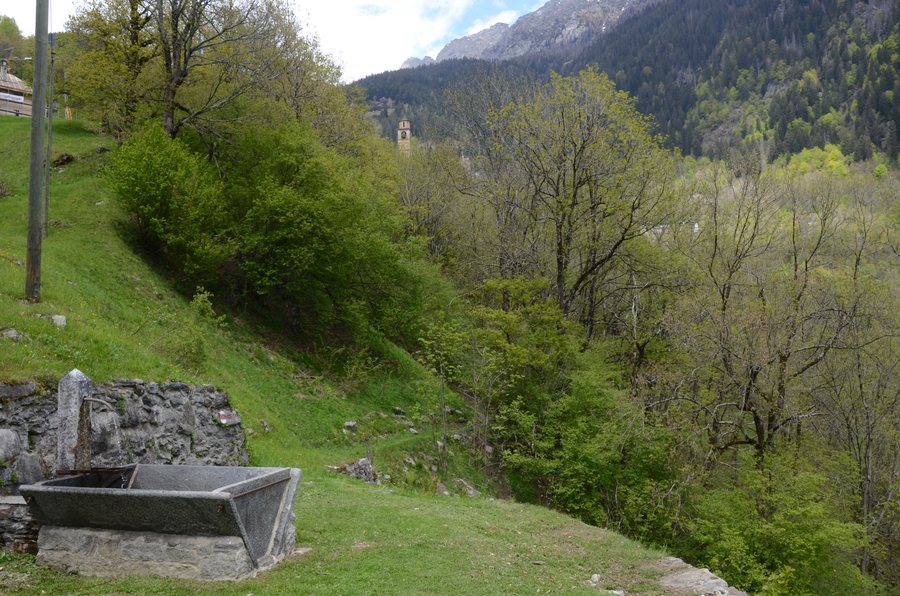 Fontana a Cerentino e Torre delle Chiesa parrocchiale di Santa Maria delle Grazie