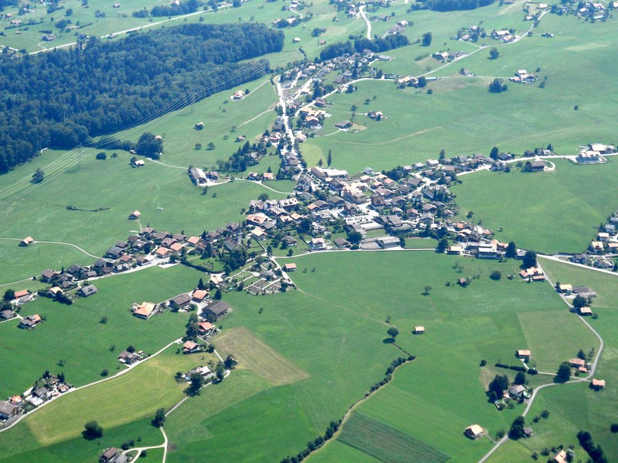 File:Aeschi bei Spiez Luftaufnahme.jpg